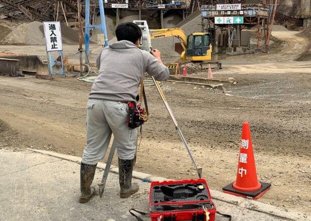測量業務中の社員
